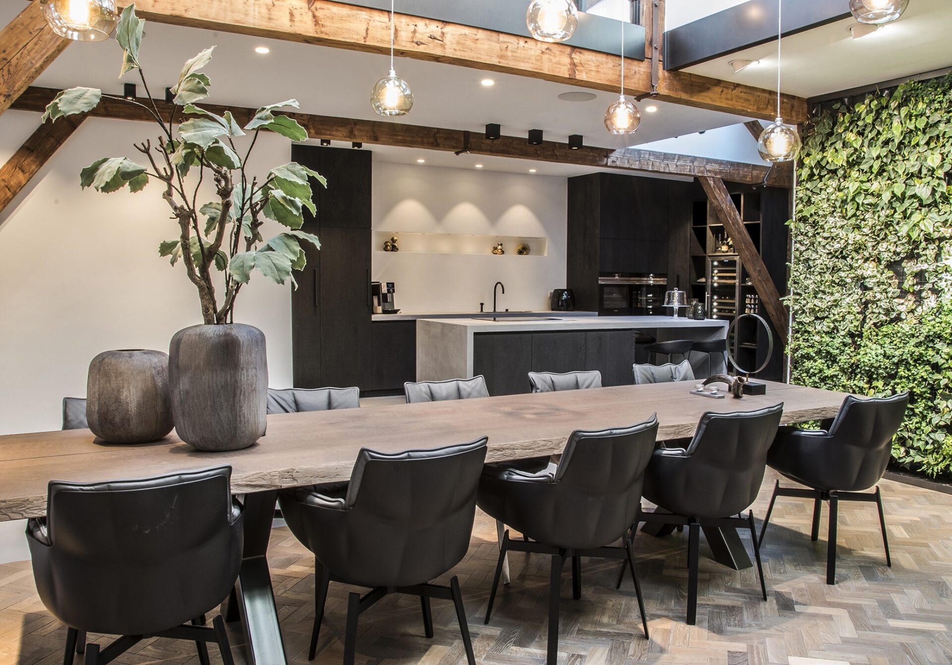 Eettafel met stoelen