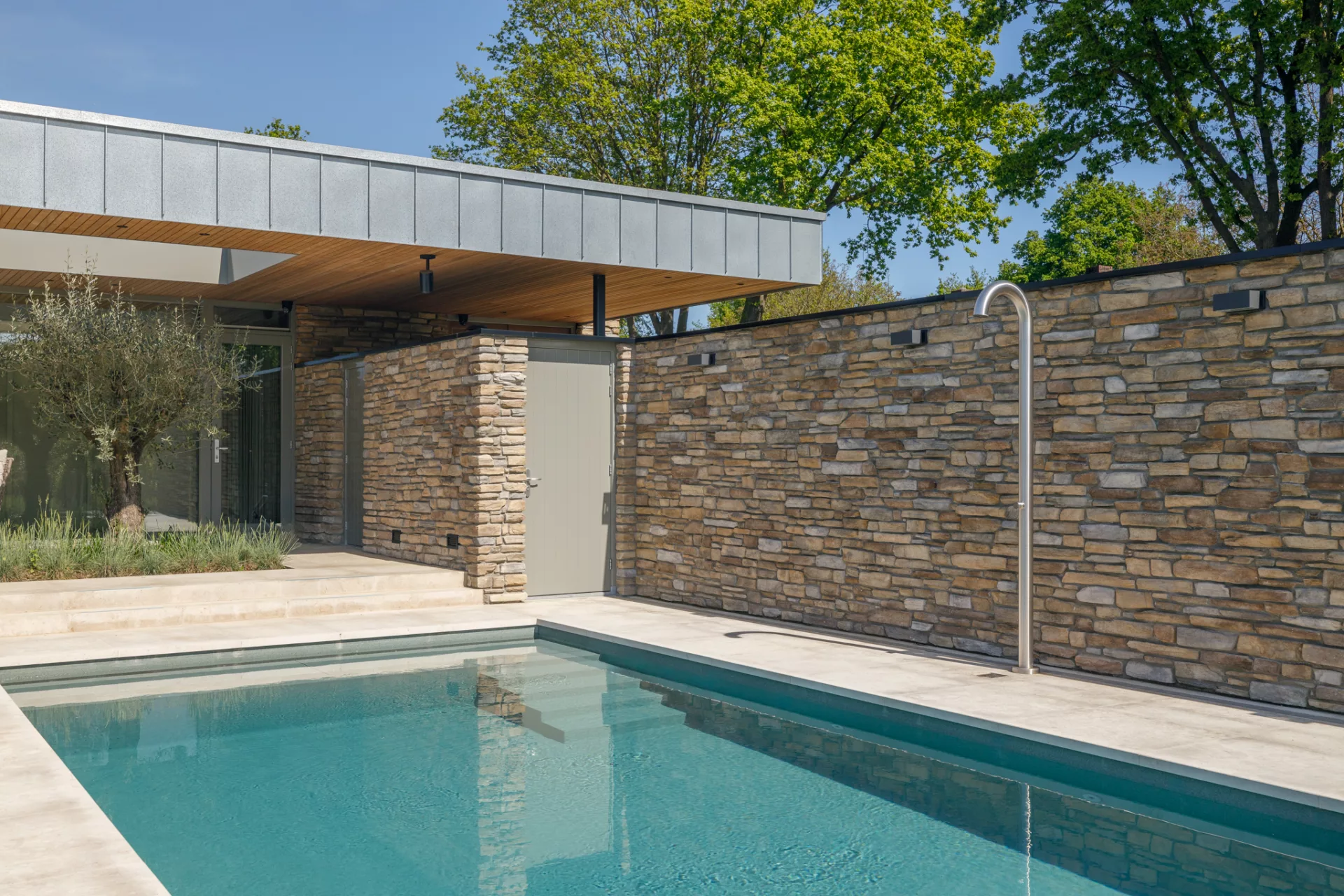 zwembad buitendouche